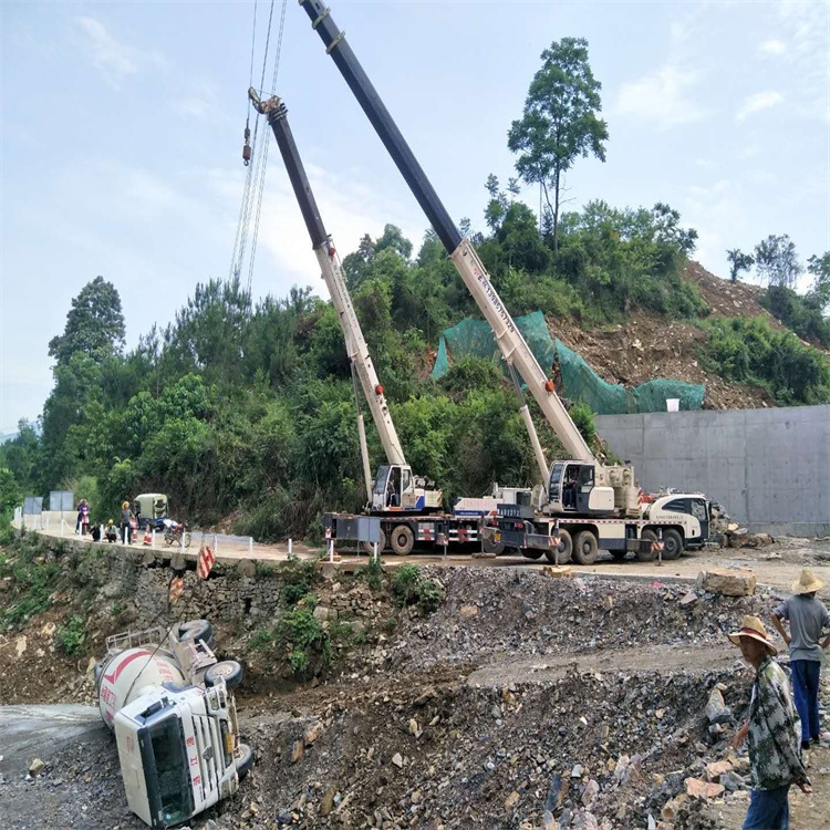 甘孜汽车掉沟里叫吊车救援要多少钱